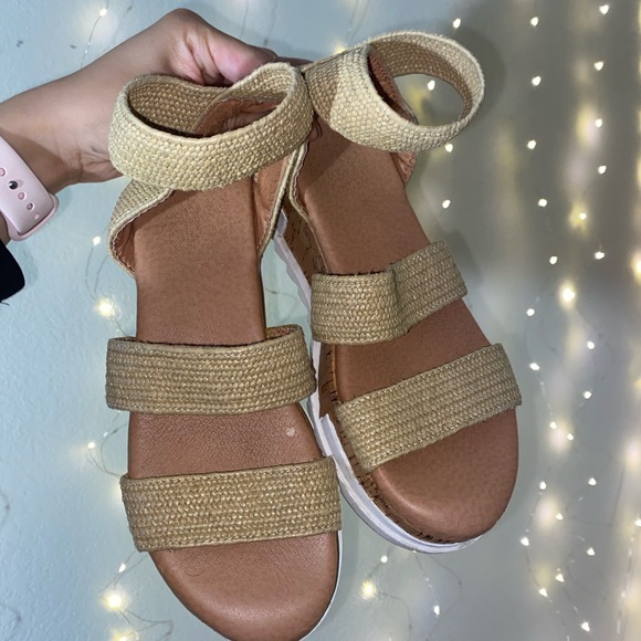 Platform Sandals - Picture 2 of 3